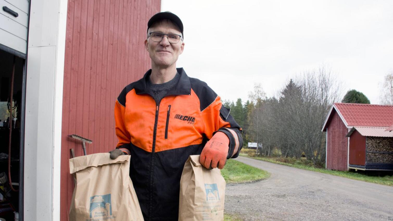 Torilla tavataan! Juha Lyly ylläpitää vanhaa perinnettä ja kiertää myymässä perunoitaan toreilla Pihtipudasta ja Raahea myöten.