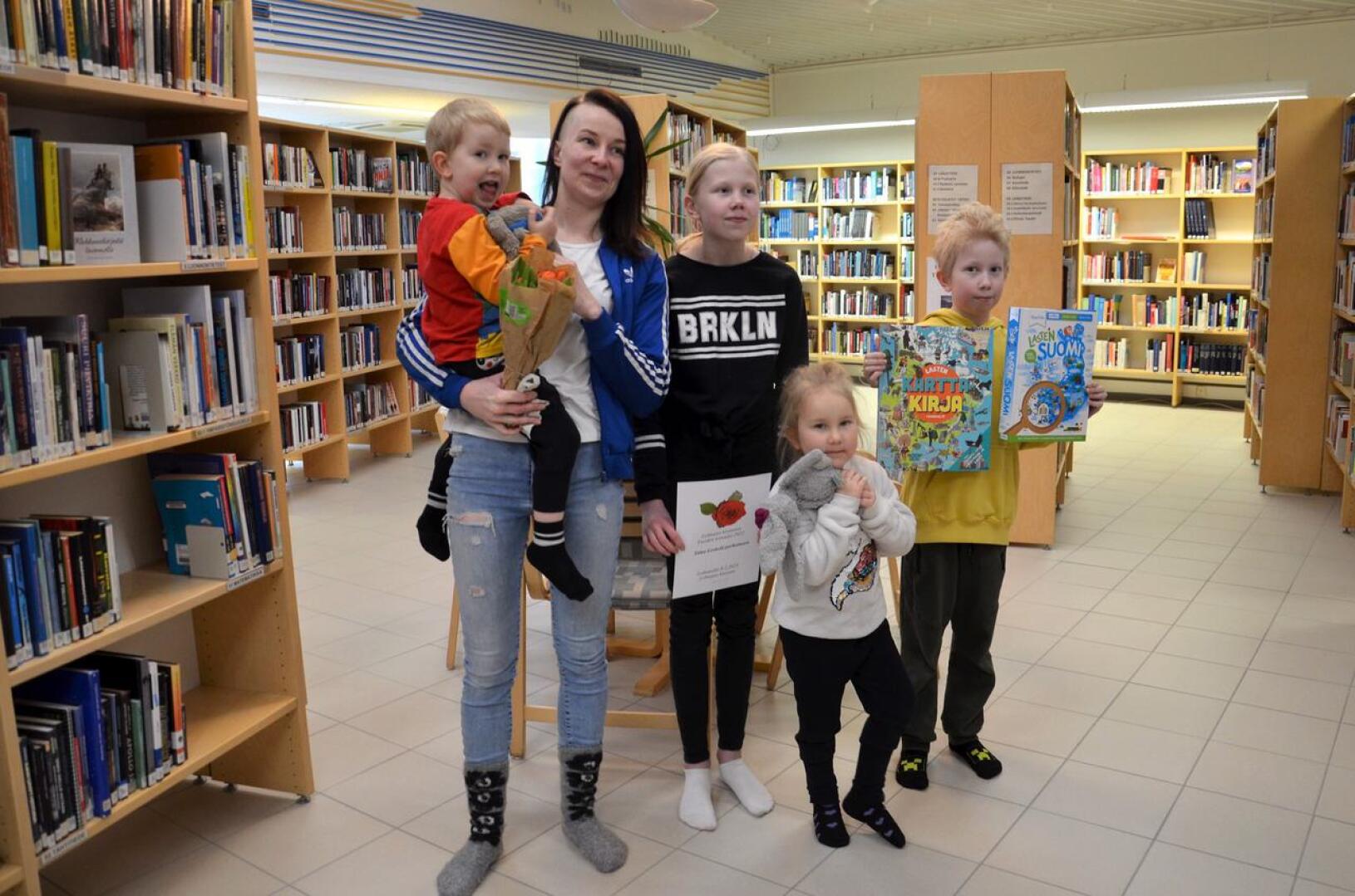Lohtaja. Lohtajan kirjaston vuoden lainaajan palkinnon sai Tiina Leskelä lapsineen. Äidin kanssa kirjastossa käyvät säännöllisesti kaikki neljä lasta: Justus, 3, Tinja, 11, Venja, 4 ja Tiitus, 9 vuotta.