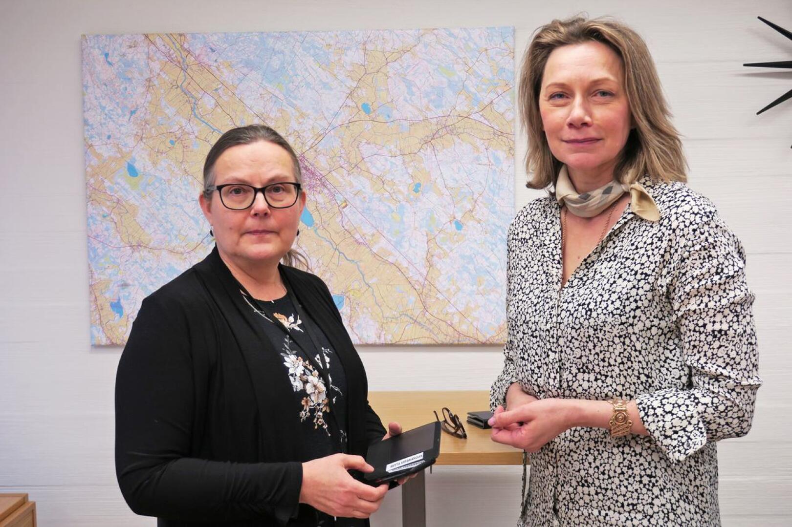 Sivistysjohtaja Riitta Viitakangas ja kaupunginjohtaja Päivi Karikumpu ovat olleet viime päivinä tavallistakin kiireisempiä. Yhdessä kokeneen johtoryhmän ja henkilöstön kanssa he ovat järjestäneet kaupungin toimintoja valtioneuvoston ohjeiden mukaisiksi.