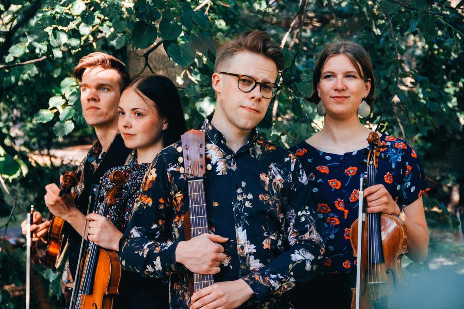Polenta. Olli Sippola, 5-kielinen viulu, Jonna Lankinen, viulu, Mikko Malmivaara, kitara ja Aino Kinnunen, viulu.