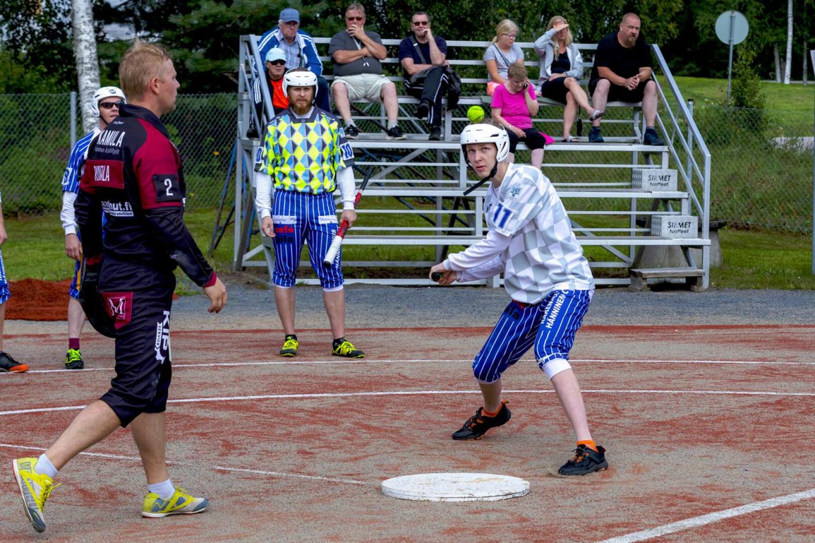 Sami Mäkinen löi itsensä lauantainakin takuuvarmasti kentälle.