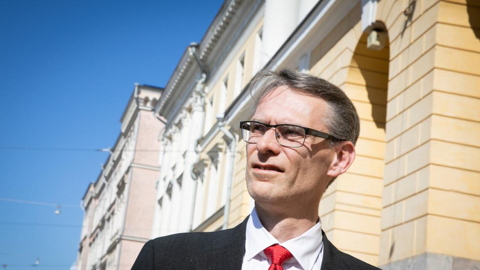 Oikeuskansleri Tuomas Pöysti selvitti ministeriöiden ja menettelyä suojainvarusteiden hankinnassa.