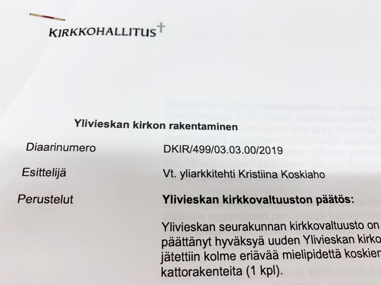 Kirkkohallituksen täysistunnossa esittelijänä toimi kirkkohallituksen vt. yliarkkitehti Kristiina Koskiaho.
