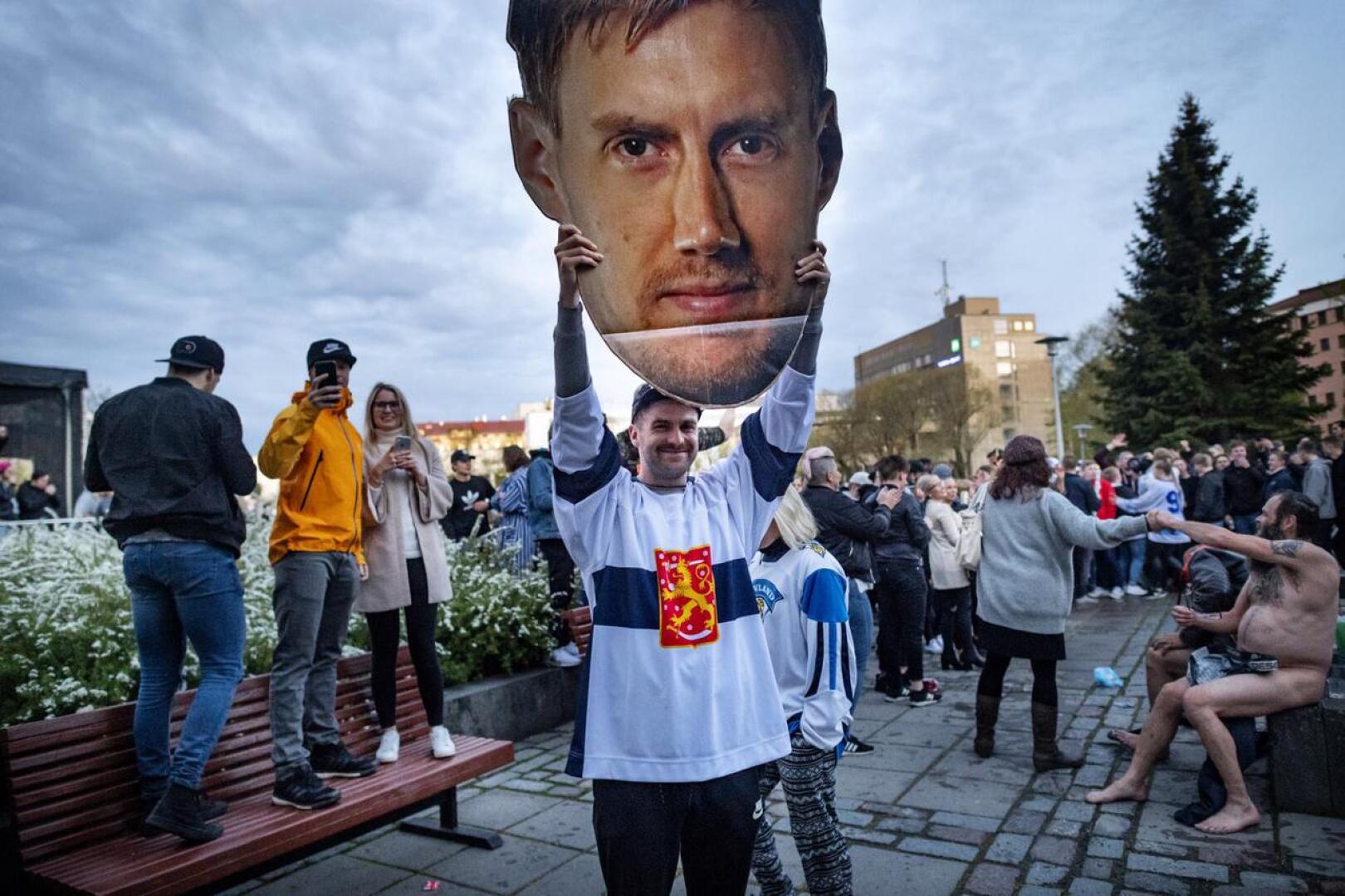 Jääkiekon maailmanmestaruutta juhlittiin vauhdikkaasti toukokuun lopulla. Leijona-kapteeni Marko "Mörkö" Anttila oli pääroolissa myös Kokkolan torilla.