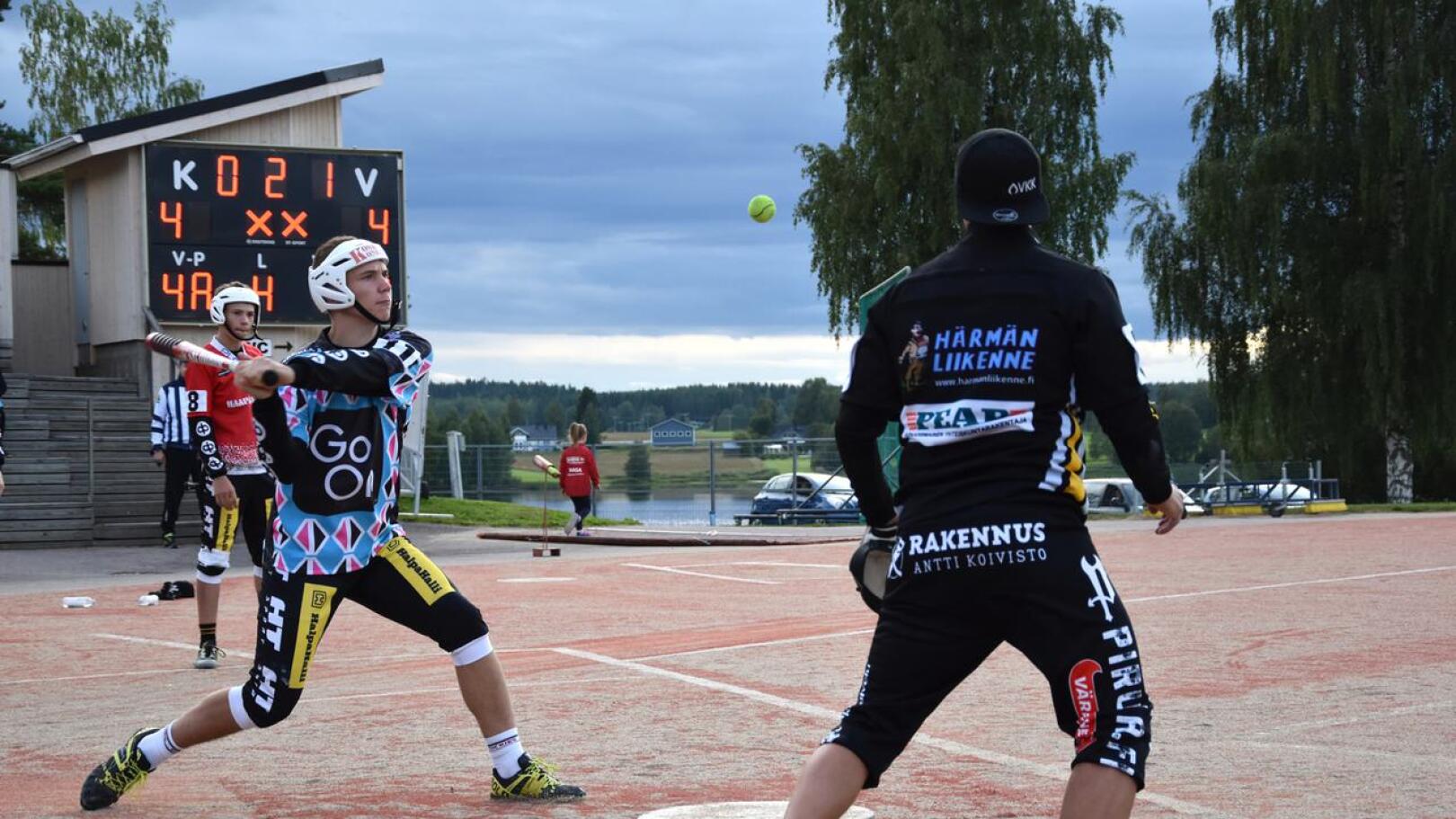 Jokerina pelannut Artturi Paavola Reisjärveltä löi pallon maisemiin ja juoksi kotiutuskisassa kunnarin.