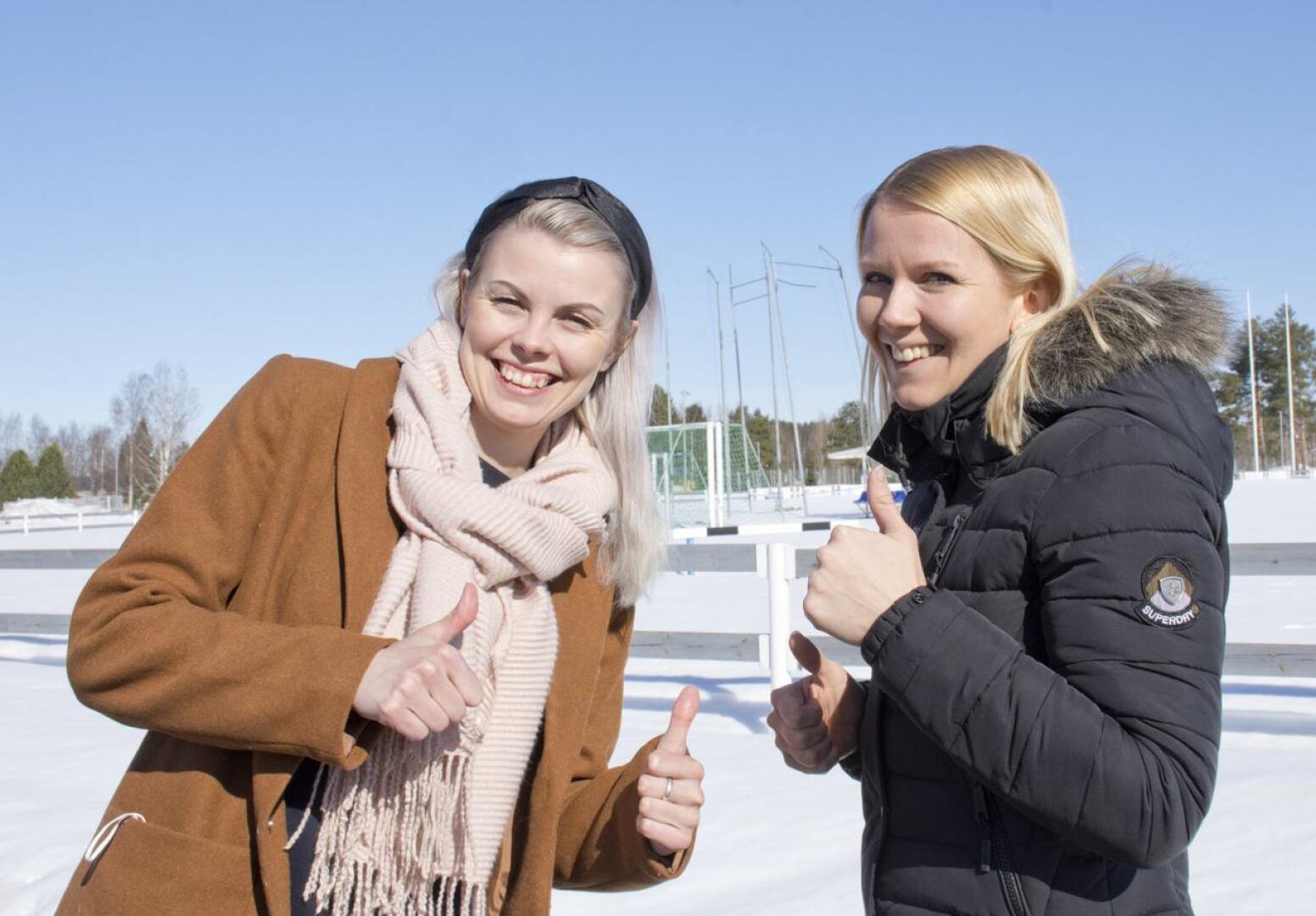 Emilia Hirvi ja Eeva-Maria Fränti kävivät tiistaina tutustumassa Merenojan yhtenäiskoulun tiloihin ja alueen liikuntamahdollisuuksiin. Jukuleirin järjestelyt ovat jo kovassa vauhdissa.