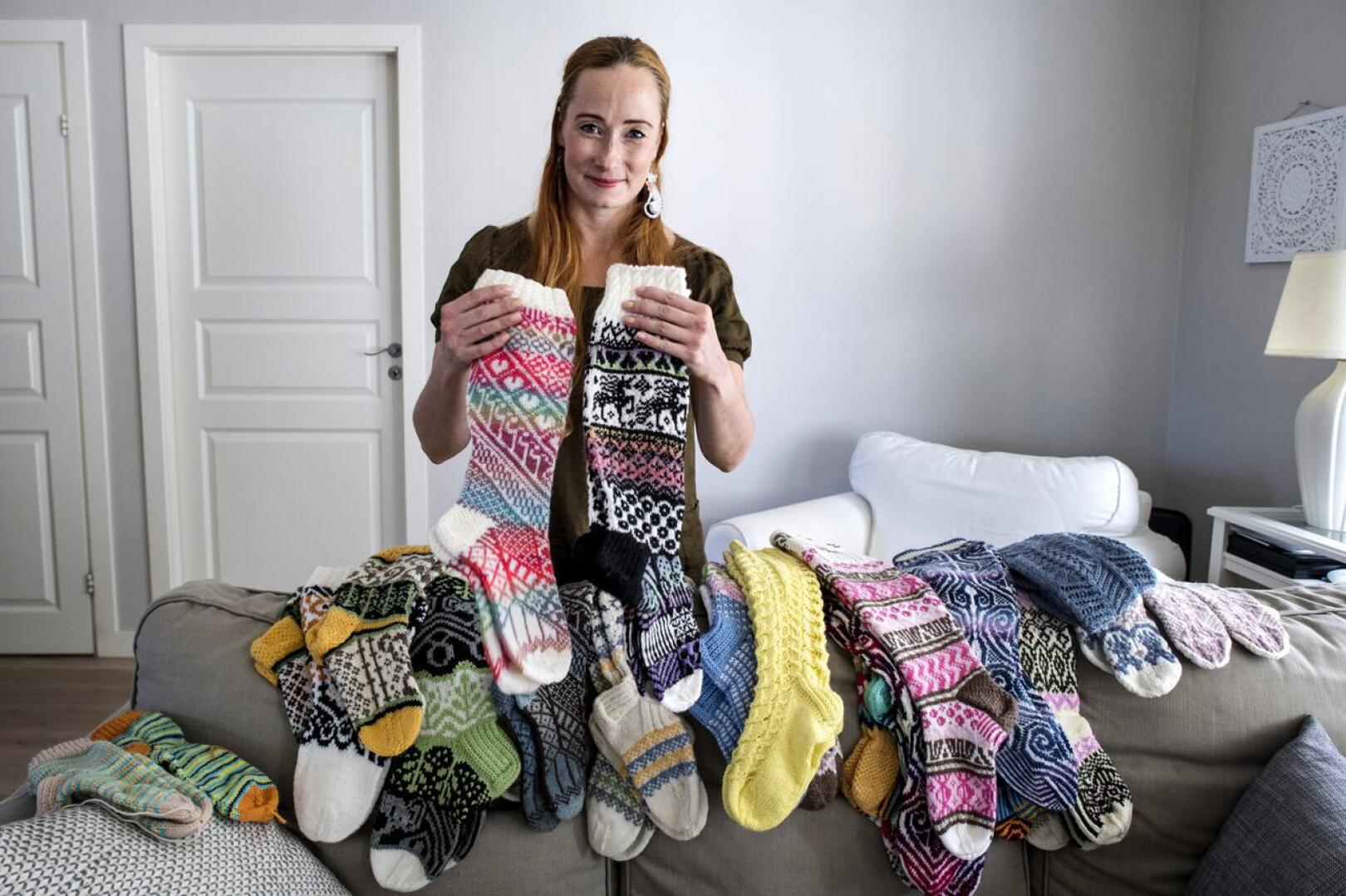 Kokkolalainen Mia Sumell on suunnitellut sukkia useisiin kirjoihin ja käsityölehtiin. Syksyllä hänen ohjeitaan julkaistaan Arabian ja Novitan sukkaohjelehdessä.