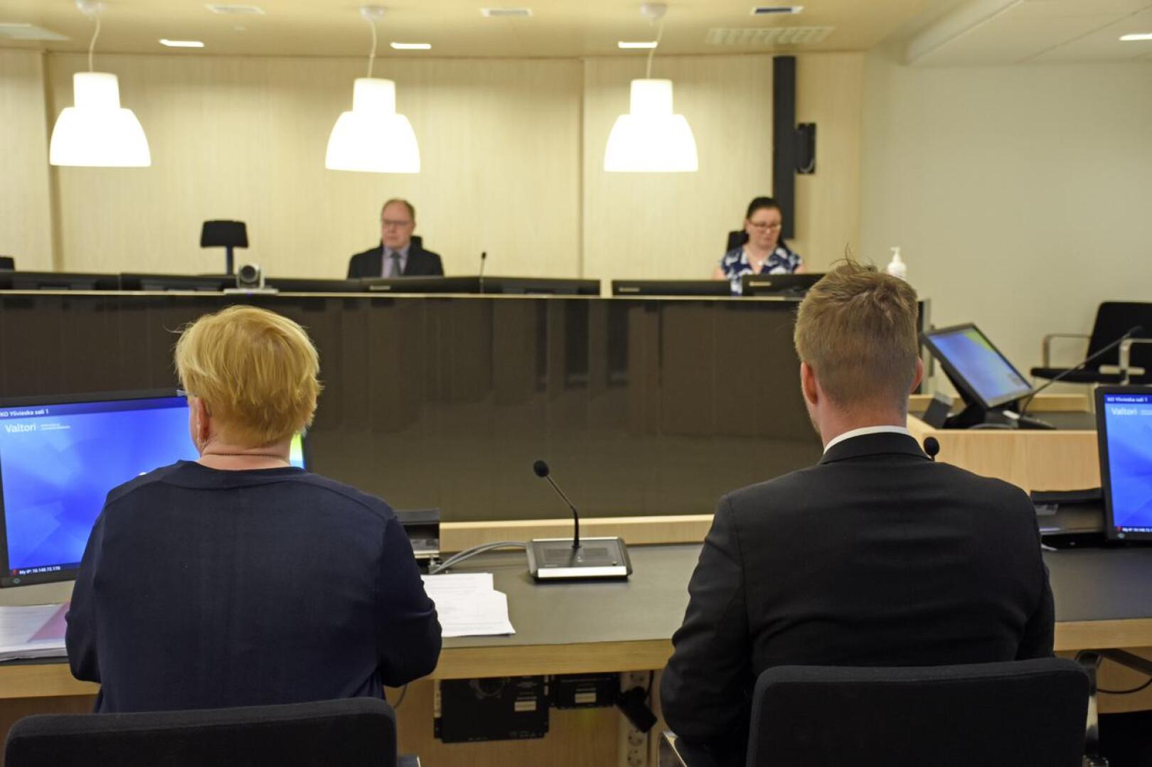 Kuvassa etualalla puolustuksen asianajaja Riitta Leppiniemi ja syytetty.