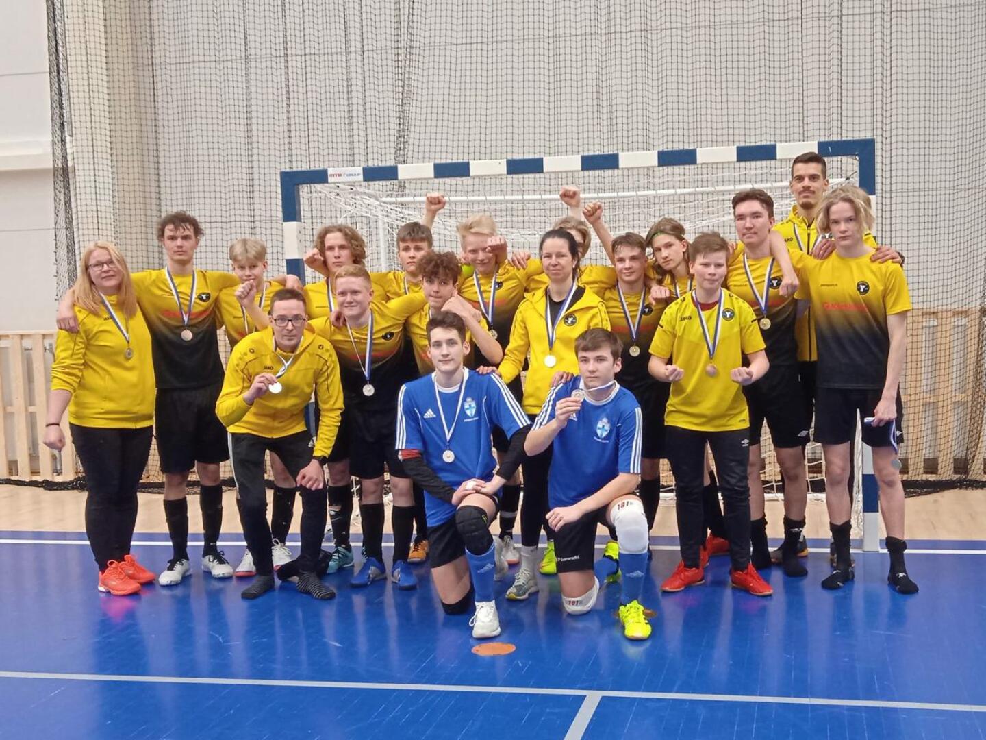 Hopea ei ole häpeä. Vieska Futsalin U17-joukkue on kasattu monen eri paikkakunnan nuorista.