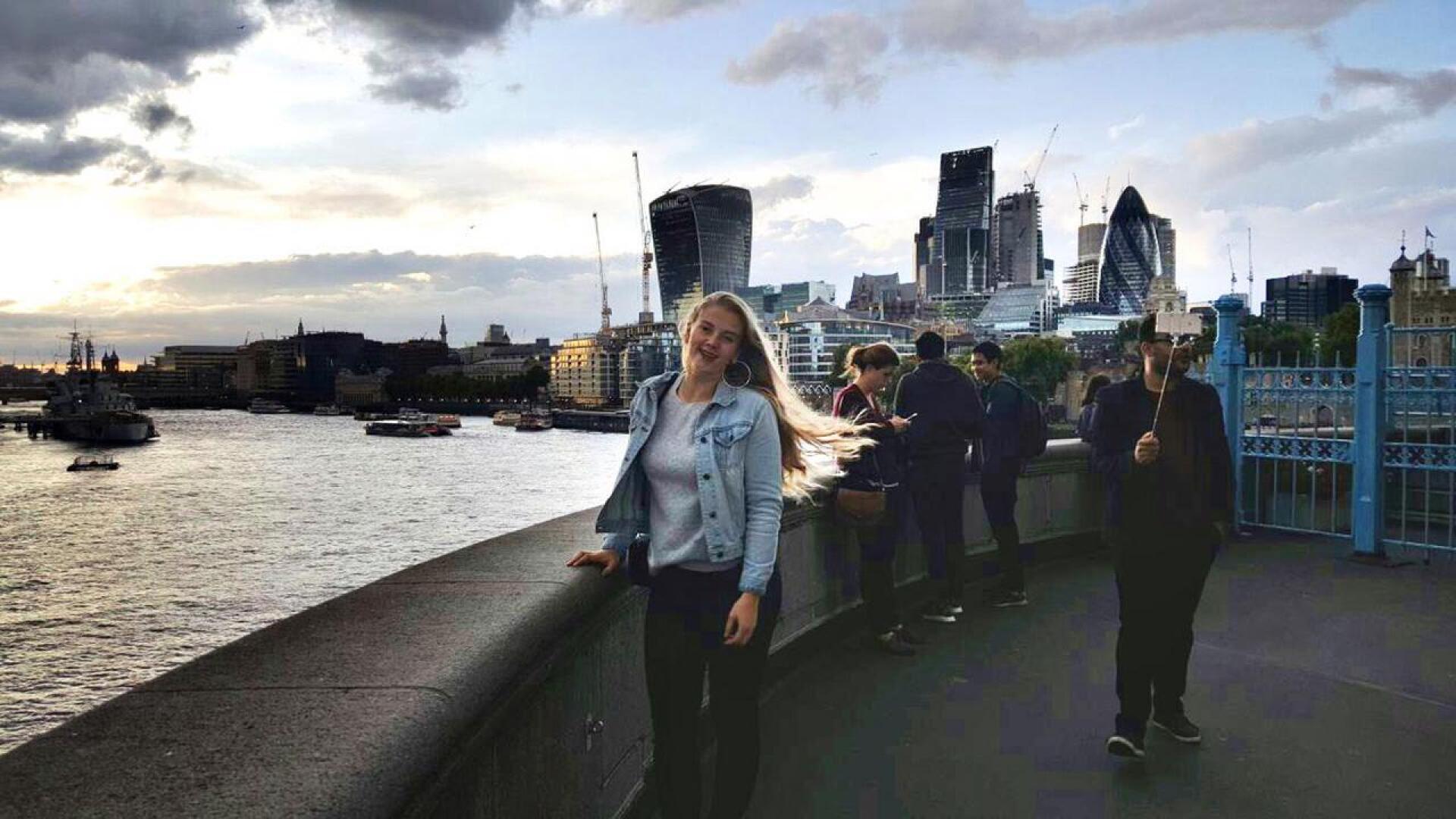 Miira Hietala Tower Bridge -sillan luona. Se on yksi Lontoon hienoimmista nähtävyyksistä.