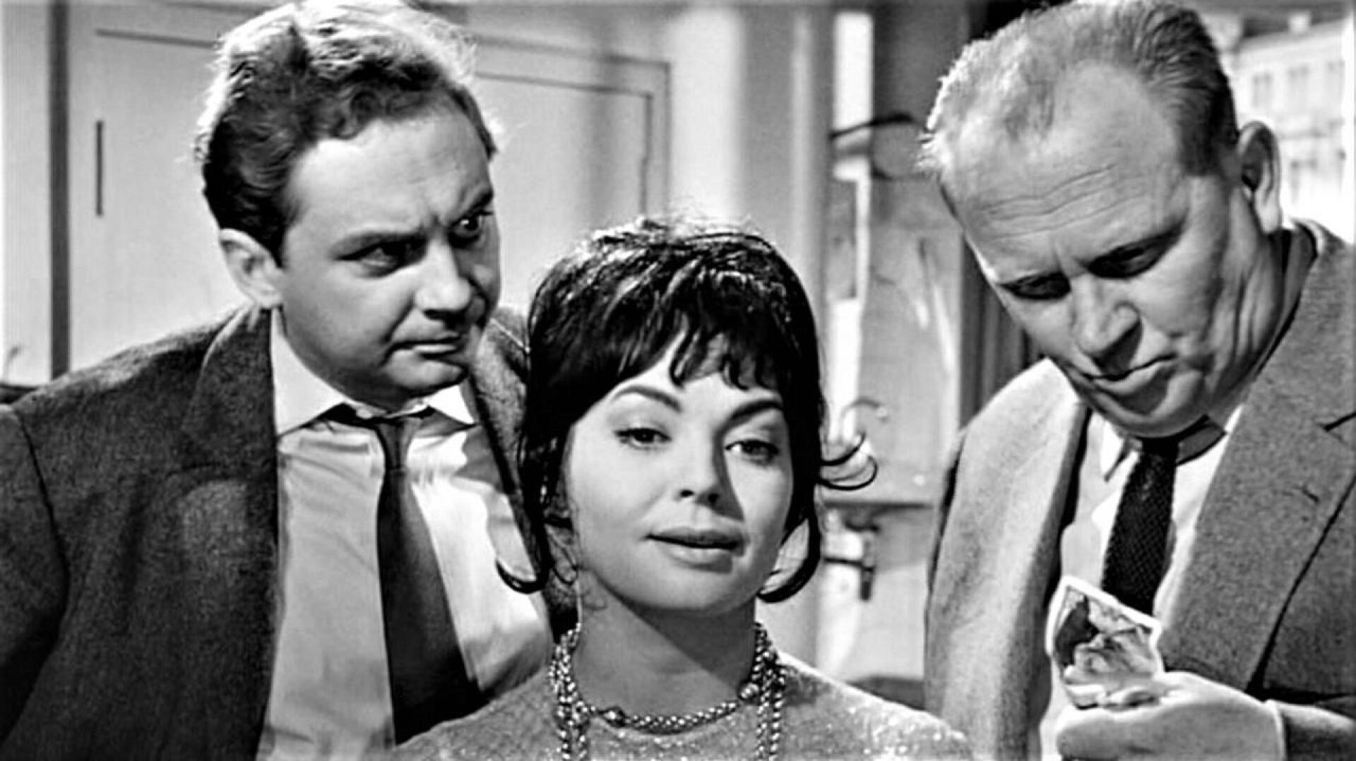 Anneli Saulia kuulustelevat Harald Juhnke ja Gert ”Kultasormi” Fröbe Tohtori Mabusen testamentin uusversiossa 1962. 