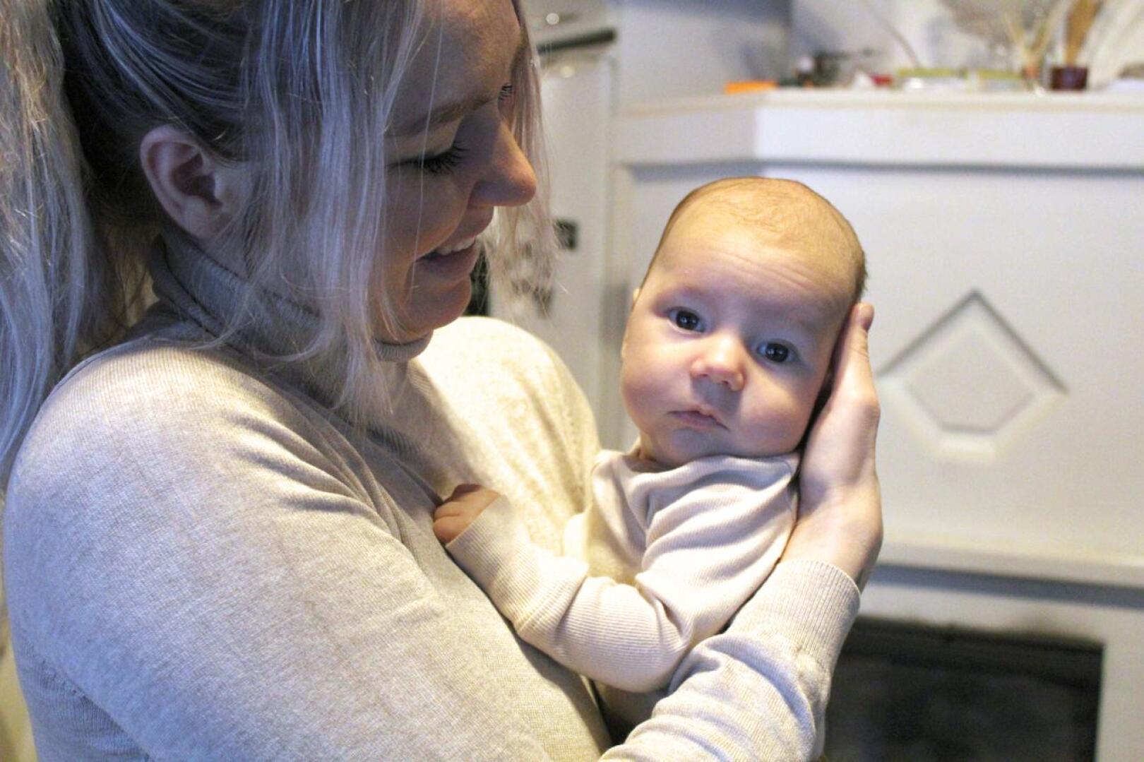 Suvi Saarelan ja Janne Saariniemen poikavauva on hyvin tyytyväinen ja rauhallinen. 