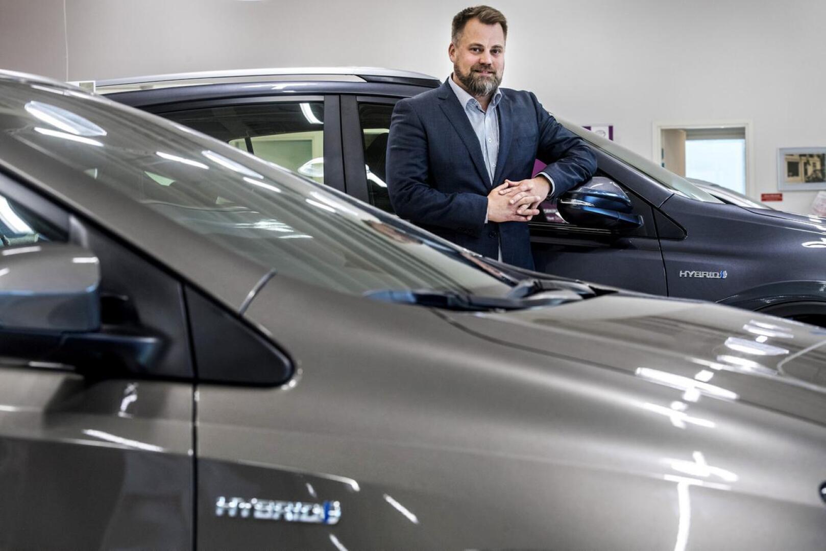 Autoliike Nystedtin toimitusjohtaja Johan Lillbroända kertoo vaihtoautojen arvon pysyvän aikaisempaa paremmin, mikä tukee autokauppaa.