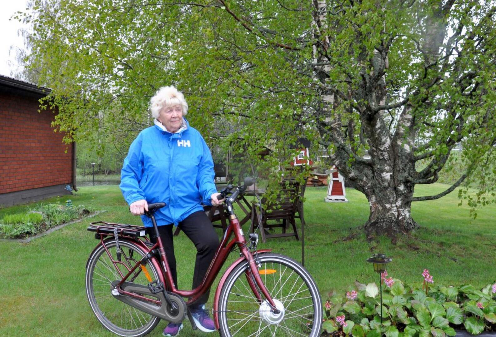 Ritva Jylhä pitää sähköpyörää parhaana hankintanaan pitkiin aikoihin. Edes sadekeli ei ole este pyöräilylenkille, onhan sadevaatteetkin keksitty.