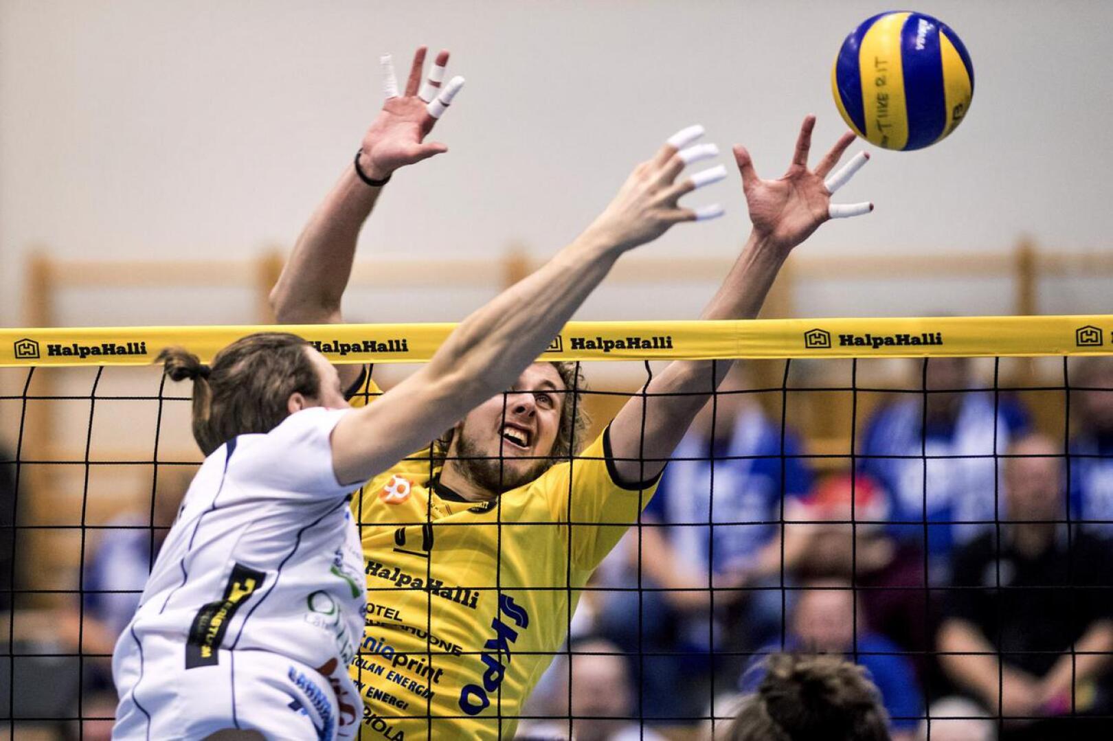 Keskitorjuja Antti Leppälä oli Tiikereiden parhaimmistoa Akaa-Volleyta vastaan.
