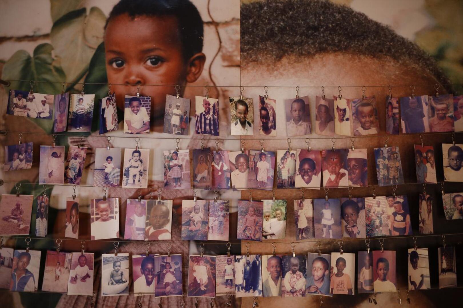 Joukkosurmissa kuolleiden lasten kuvia esillä pääkaupunki Kigalissa sijaitsevassa museossa. Kuva huhtikuulta 2019.