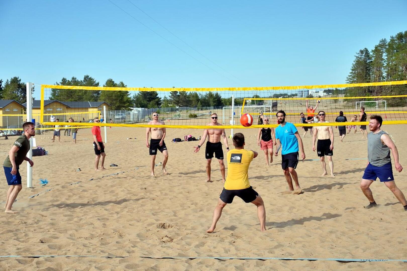 Beach-kauden avajaisissa pelattiin rantalentopalloa sekajoukkuein.
