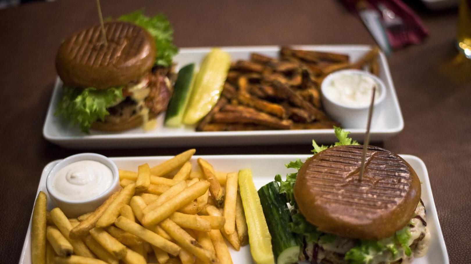 Perinteisten grillihampurilaisten kaveriksi on tullut ravintolatason burgerannoksia, jotka tilataan pöydästä ja tarjoillaan lautaselta.