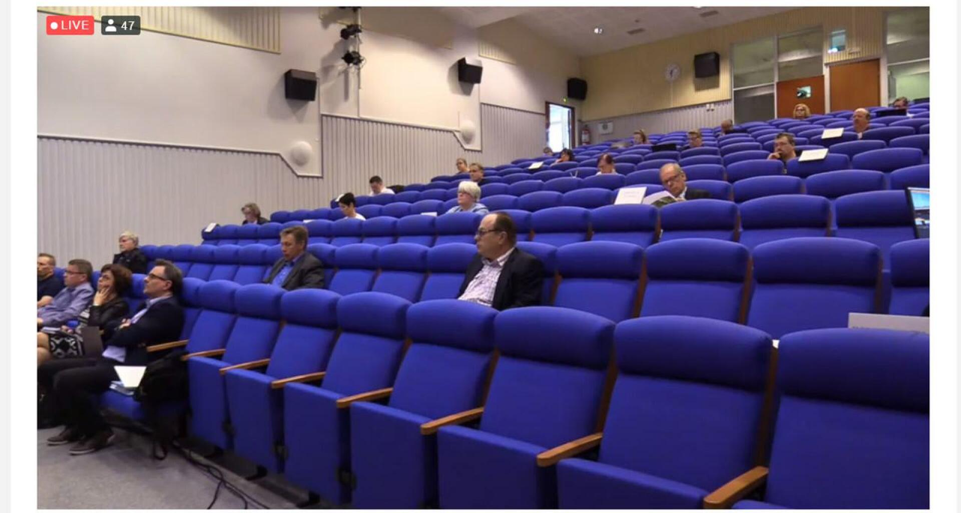 Valtuutetut istuivat ReijoWaara-salissa joka toisella rivillä aina muutaman penkin välein ja tekninen johtaja Teemu Niemimäki kiikutti rivien välissä mikrofonia puheenvuorojen pitäjille.