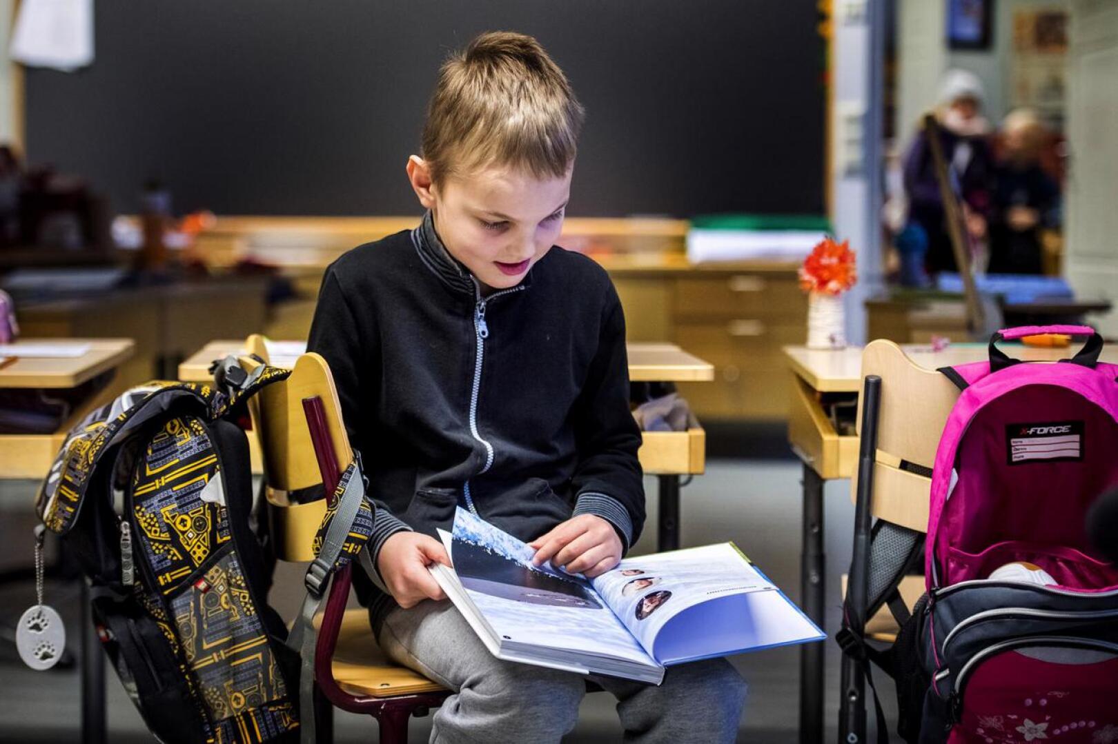 Kyösti Peltokorpi on ekaluokkalainen Korhosen koulussa Sievin Asemakylällä. Hän lukee mielellään aapisen tarinoita, tietokirjoja ja satuja.