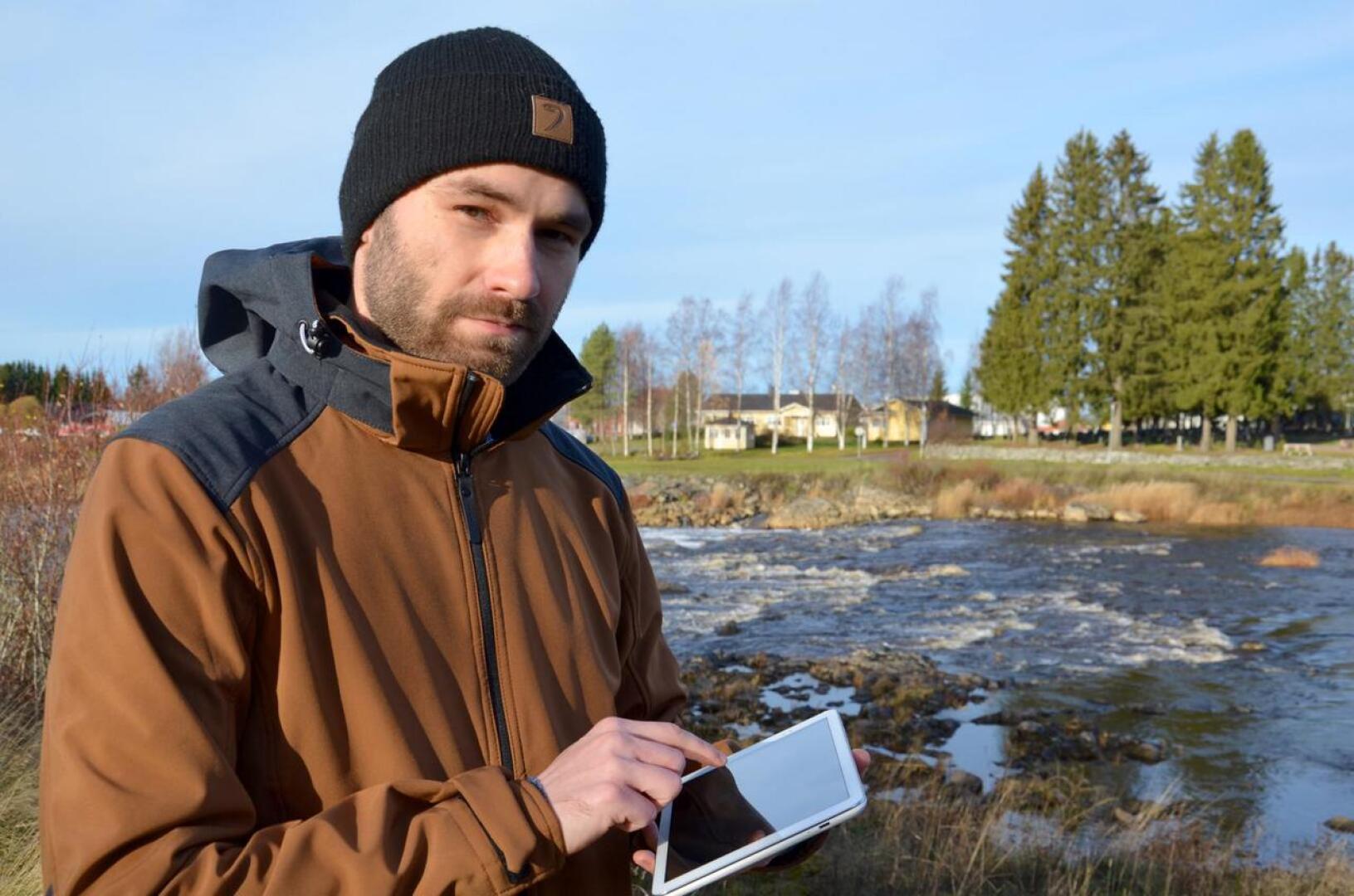Alavieskalaisen teknologiayrityksen kehityspäällikkö Vesamatti Ikonen käyttämässä Ensihoidon sähköistä oppikirjaa tabletilla maastossa.