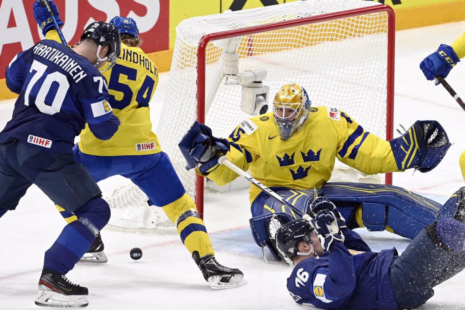 Jännittäviä tilanteita nähtiin kaukalon kummassakin päässä, kun Suomi ja Ruotsi kohtasivat MM-kisojen alkulohkossa.
