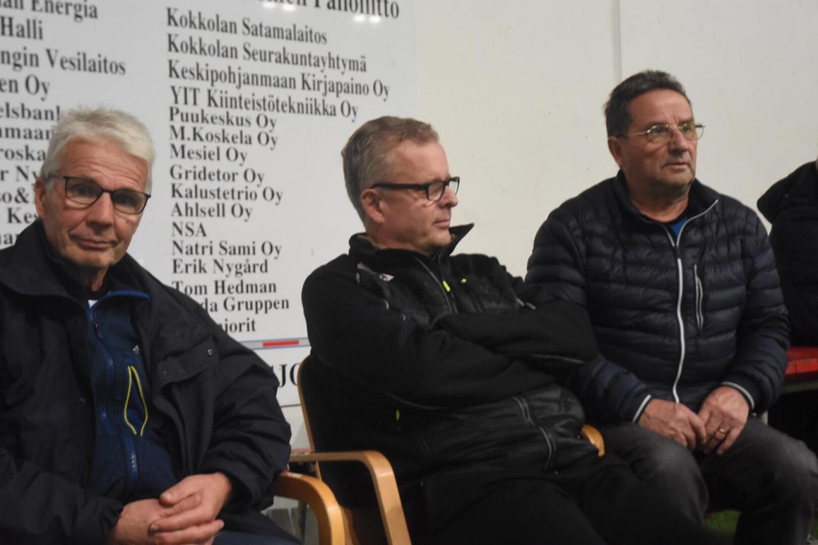 Olli Mäntylä (vas.) ja Pekka Kalliokoski seuraavat lauantain ottelun kotona ja Lasse Sorvisto katsomosta.