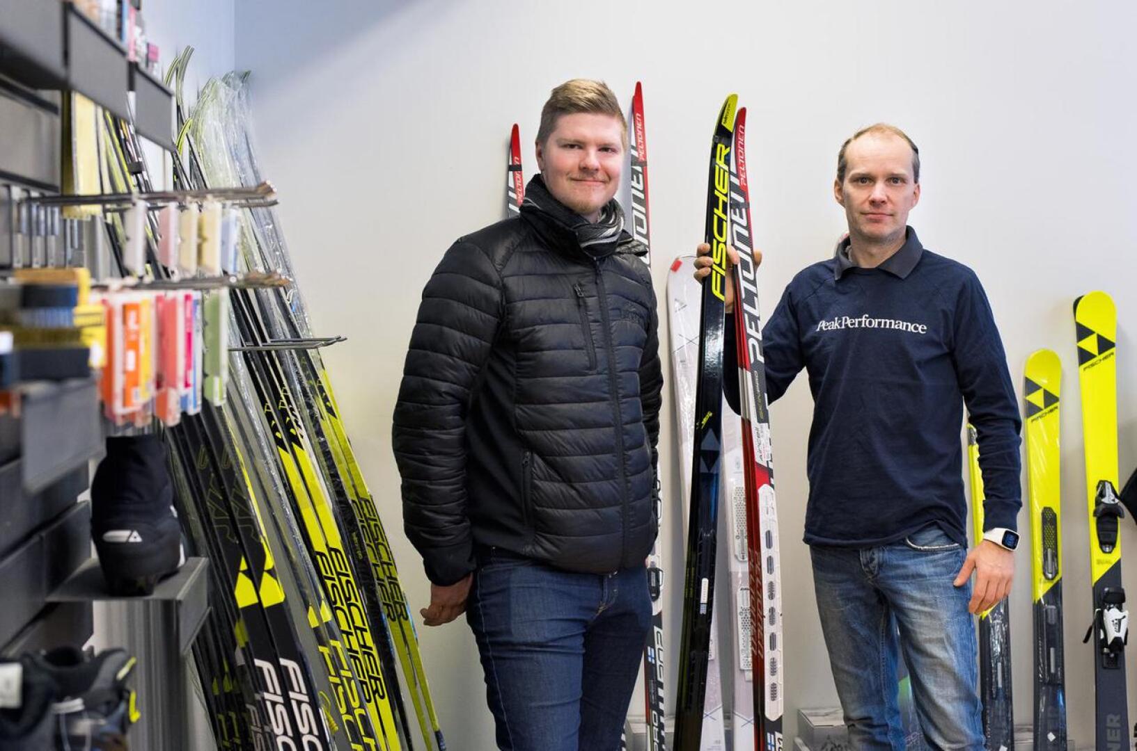 Henri Heiska (vas.) ja Jani Anttila kannustavat hiihdosta kiinnostuneita Pyssymäelle kokeilemaan huippumerkkien kalustoa.