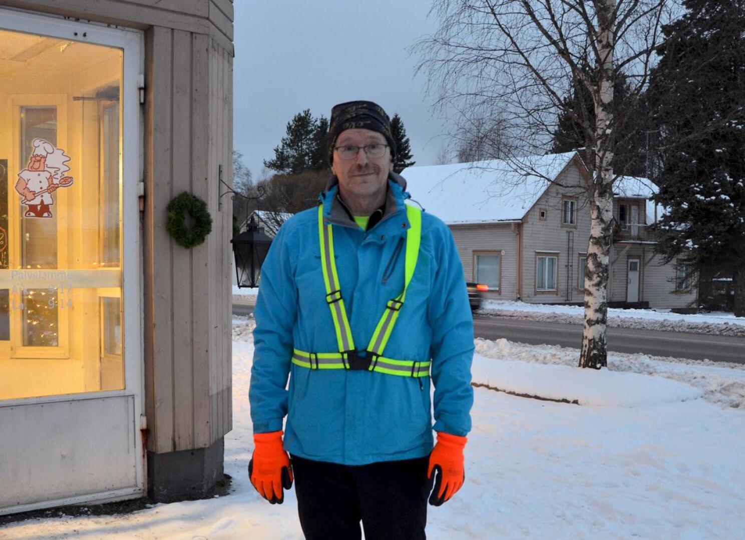 Onnea! Nimipäiväsankari Silvo Mäkelä Toholammilta lenkkeilee usein kolmen kilometrin työmatkansa. 
