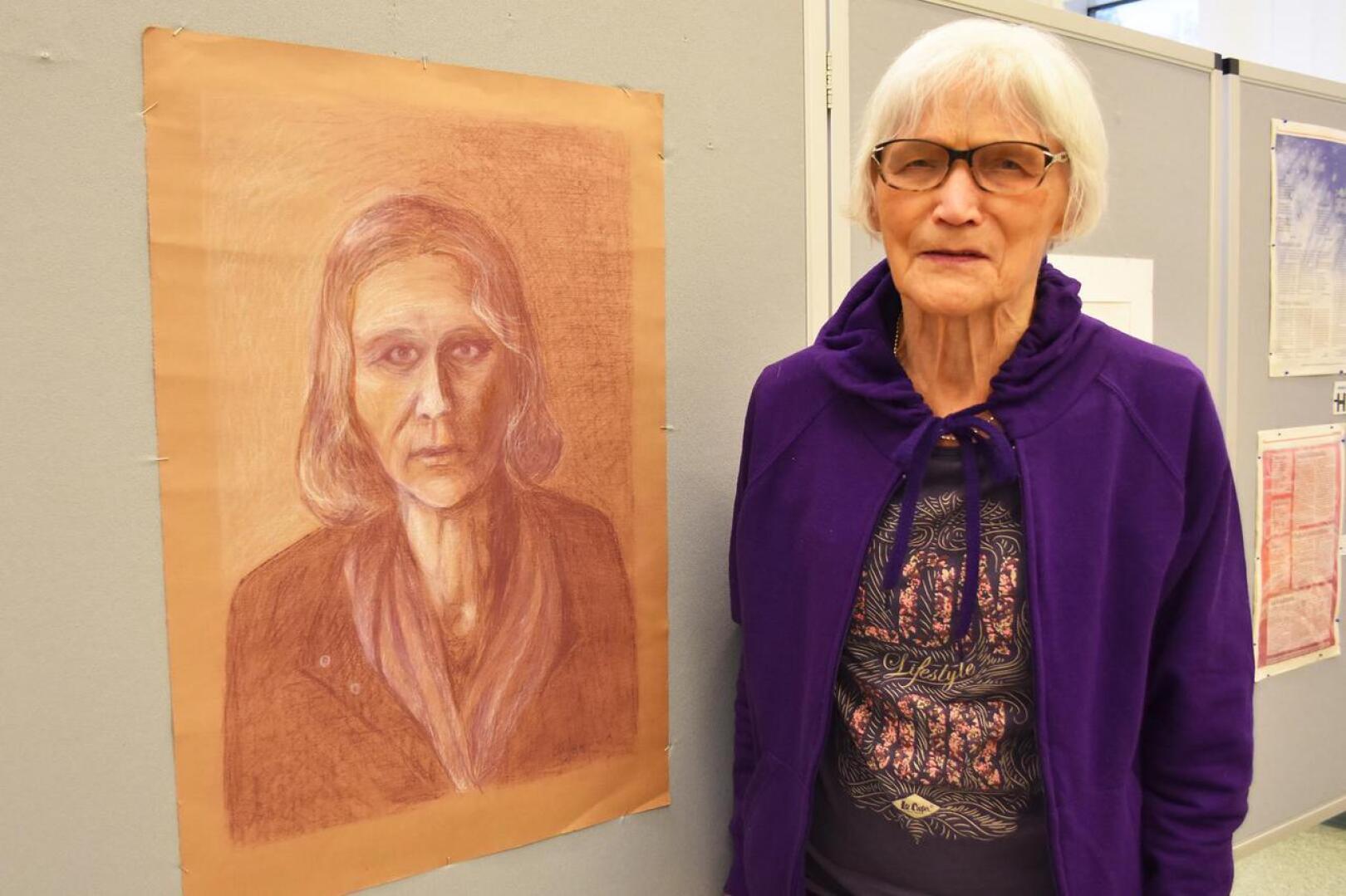 Näyttelystä löytyy muun muassa Marian omakuva, jonka hän piirsi 1950-luvun lopulla pyrkiessään Ateneumin taideteolliseen ammattikouluun.