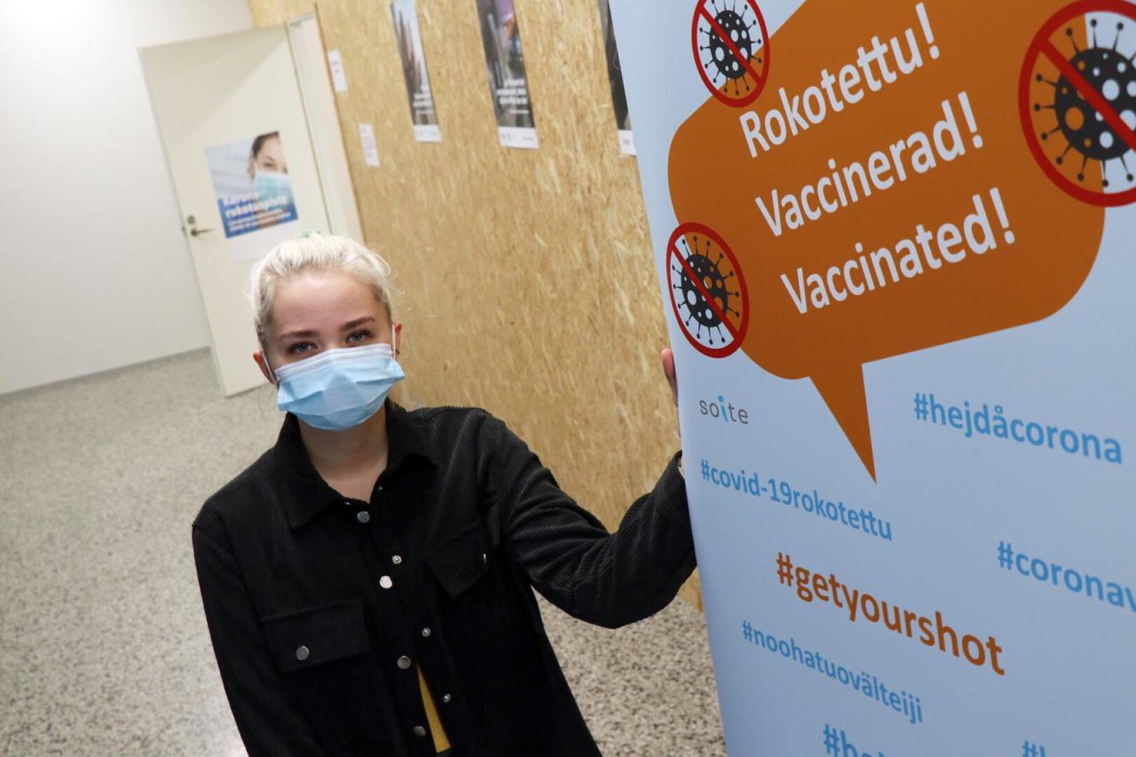 Iina Koivumäki kävi hakemassa ensimmäisen koronarokotteensa tiistaina Passelin rokotuskeskuksesta ilman ajanvarausta.