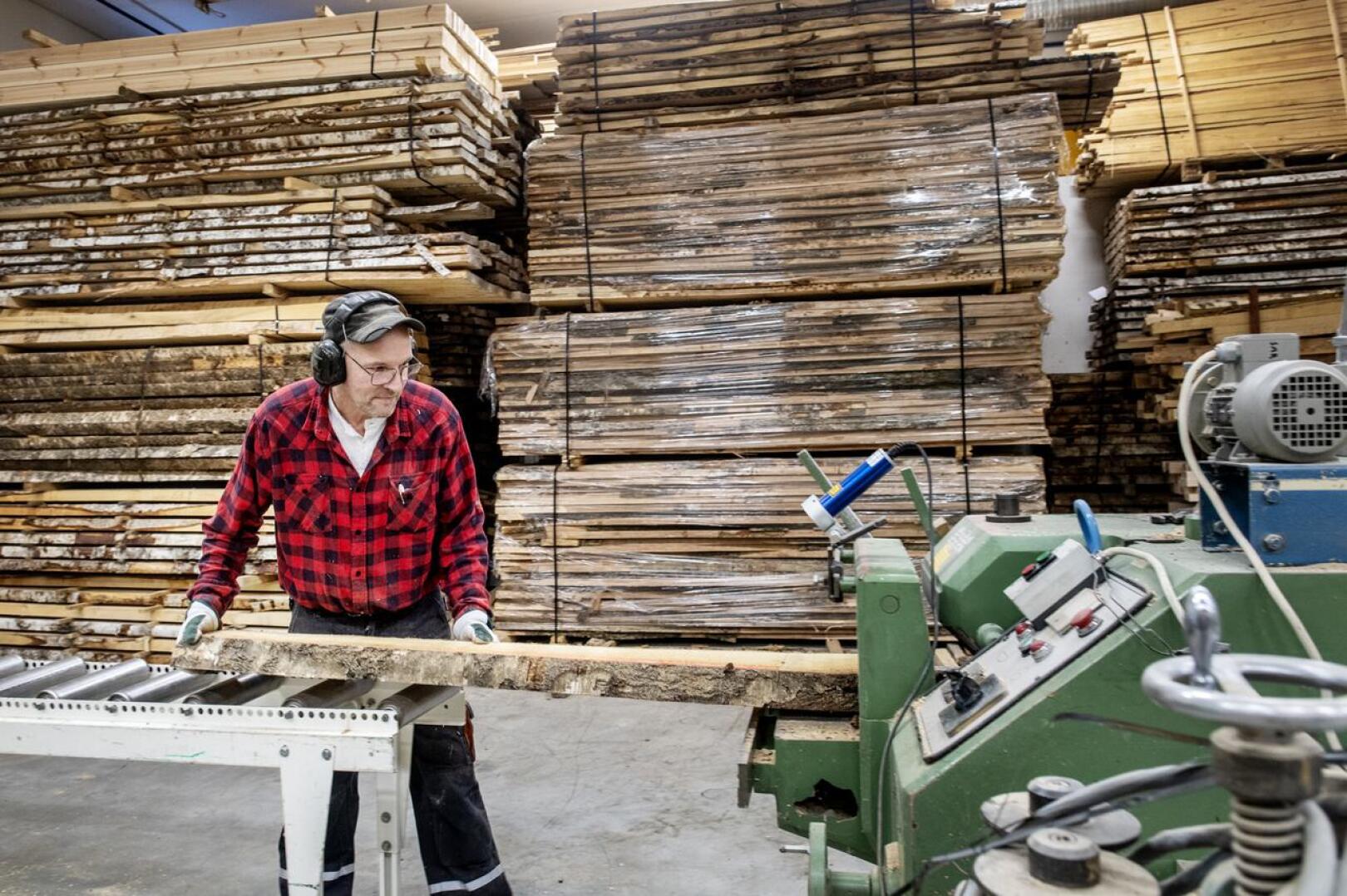 Pentti Hilliaho höylää ja katkoo puutavaran tarvittaviin mittoihin. Hän on ollut yriktyksessä töissä ainakin kaksikymmentä vuotta.
