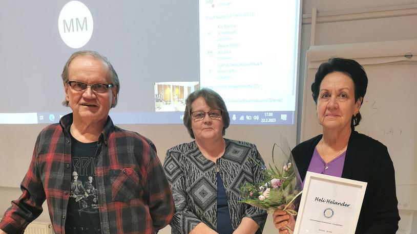 Kunniakirjan ja kukat luovutti Rotaryklubin puolesta Markku Rättyä ja Päivi Holsti.