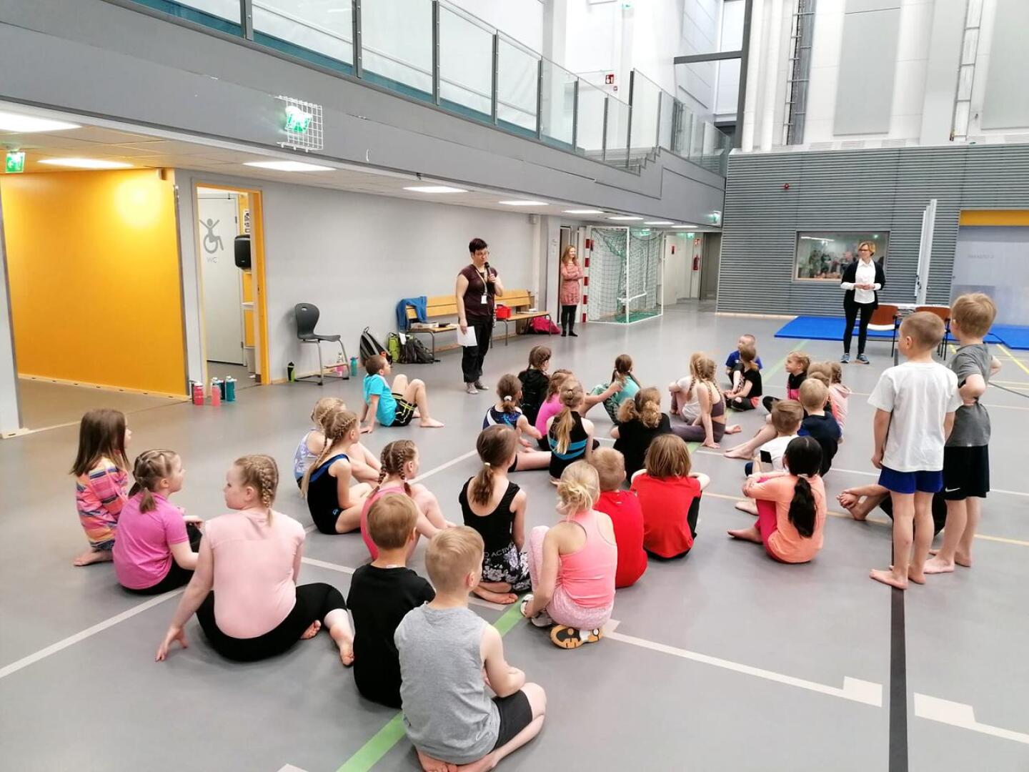 Telinekisaan osallistui 110 tyttöä ja poikaa Merenojan yhtenäiskoulusta, Tyngän aluekoulusta, Raution koulusta ja Raumankarin koulusta. 