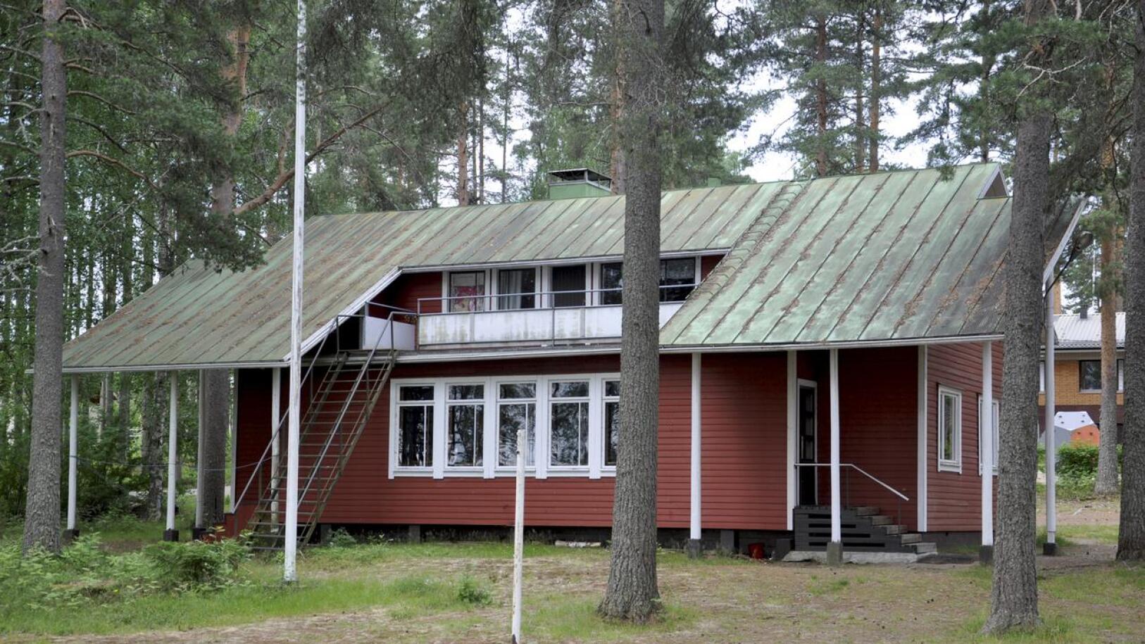Kesäkoti Jukola sijaitsee Lestijärven keskustassa aivan kirkonkylän uimarannan ja venesataman tuntumassa.