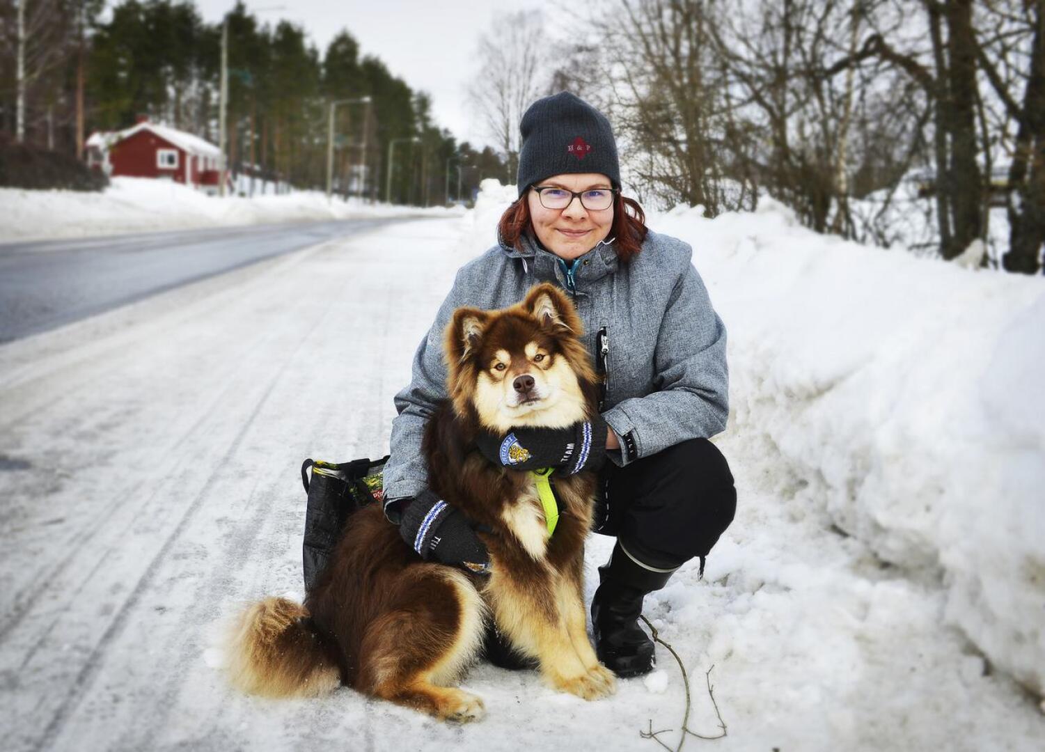 Lastenhoitaja Aino-Maija Ylikoski ja Topi koira Halsuan raitilla. Ylikosken arjessa iso muutos oli kirkkoreissujen pois jääminen korona-aikana.