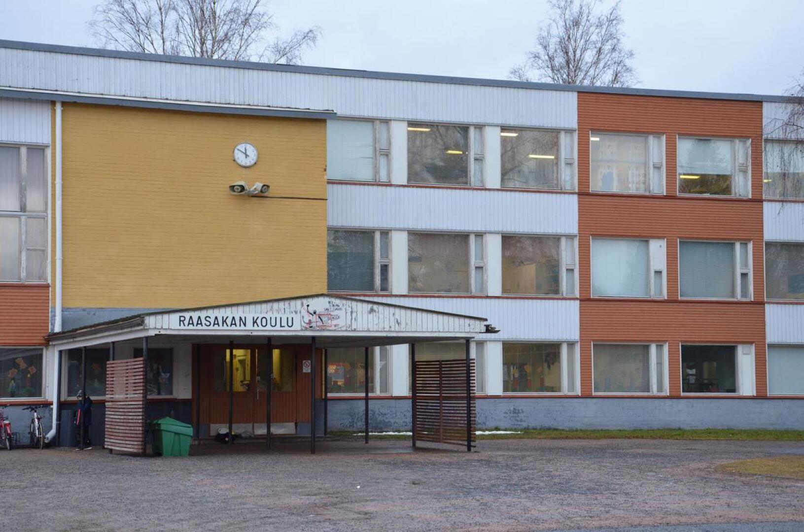 Raasakan koulu on valmistunut vuonna 1960, eikä kiinteistölle ole tehty suurempia saneerauksia. 