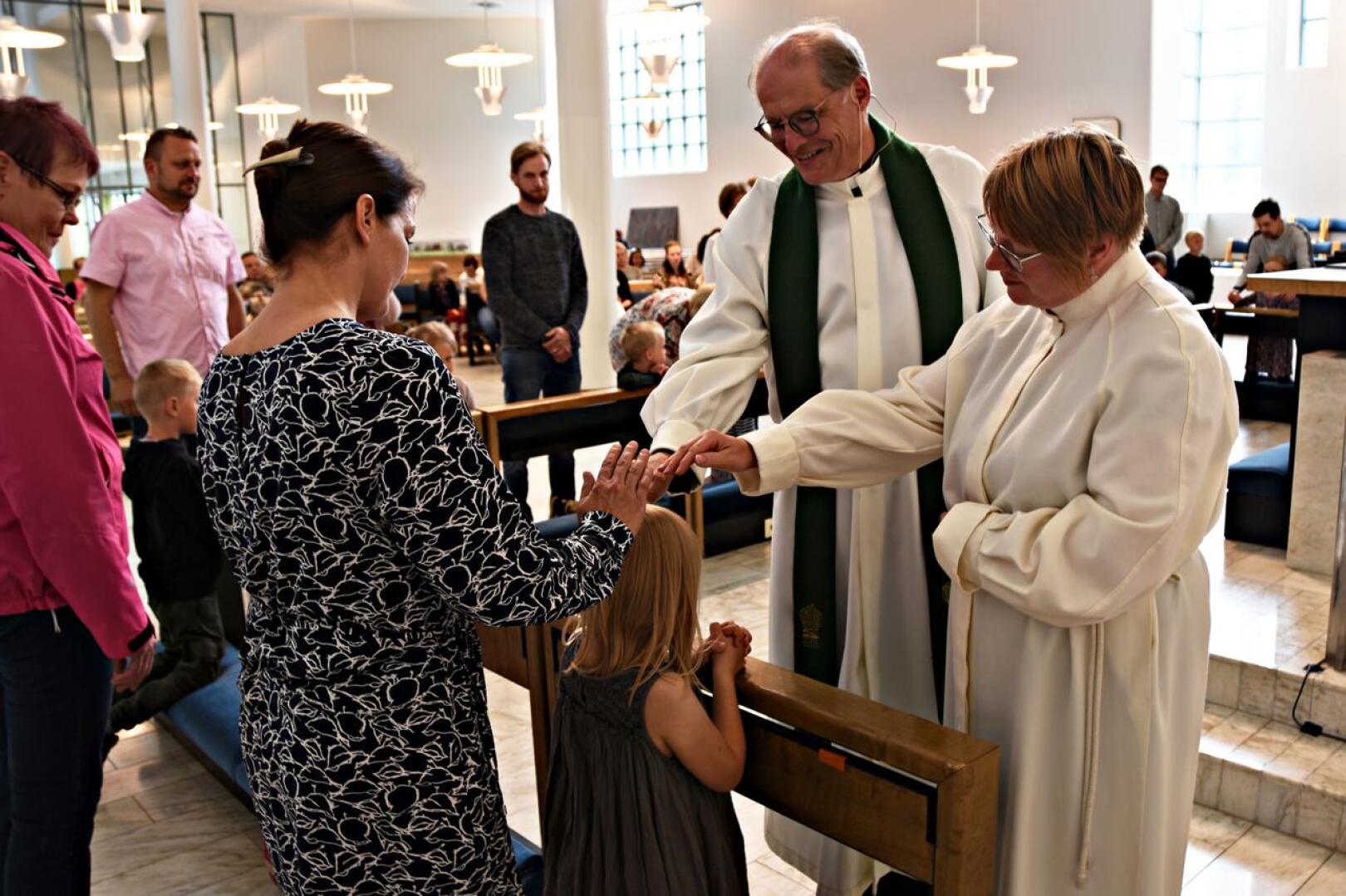 Kirkkoherra Mauno Soronen ja lastenohjaaja Kristiina Ryyti antoivat opin polkunsa aloittaville ekaluokkalaisille perinteisen siunauksen kirkossa.