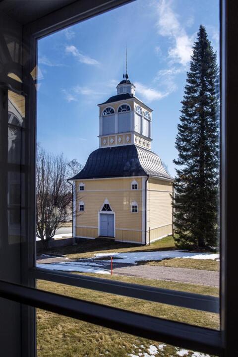 Vanha kellotapuli siirrettiin uuden kirkon viereen keväällä 1769.