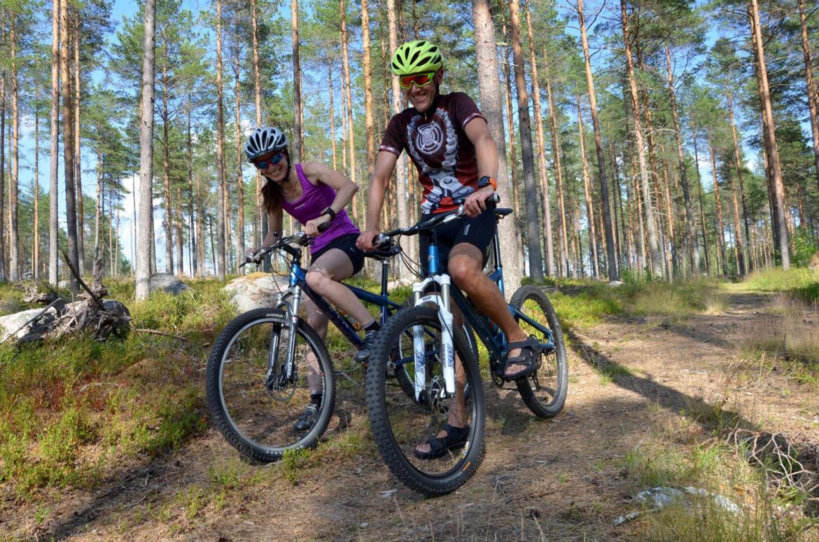Maastopyöräilytapahtuman reitit sopivat myös aloittelijoille, kertovat Anne Polso ja Jyrki Pakkala Vetelin Urheilijoista.