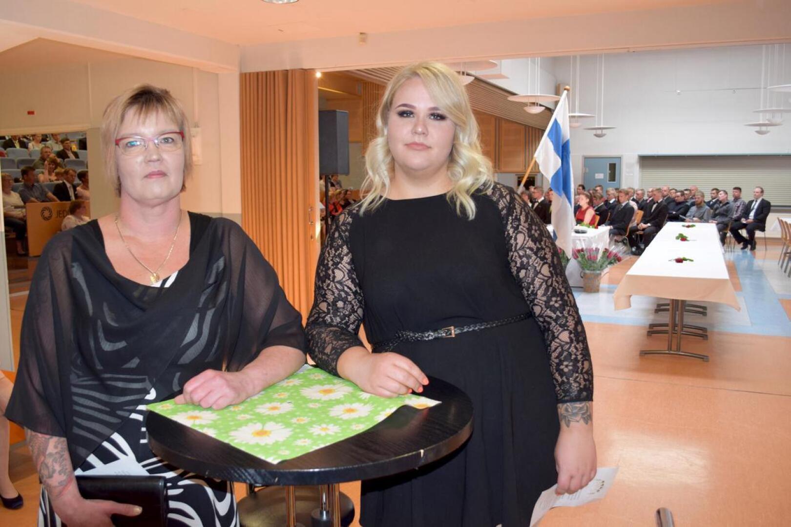 Sari Vedenpää ja Jenna Kautiainen valmistuivat merkonomeiksi Jedusta.