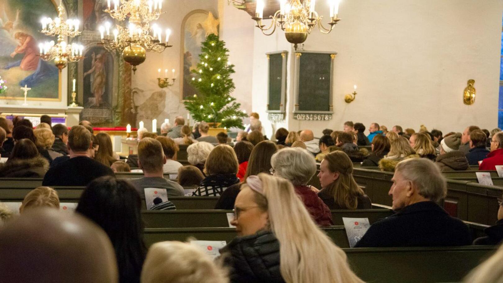 Takavuosina Kauneimmat Joululaulut perheille -tilaisuus keräsi runsaasti laulajia Kaarlelan kirkkoon. Joululaulut voivat olla tänä vuonna vaarassa.