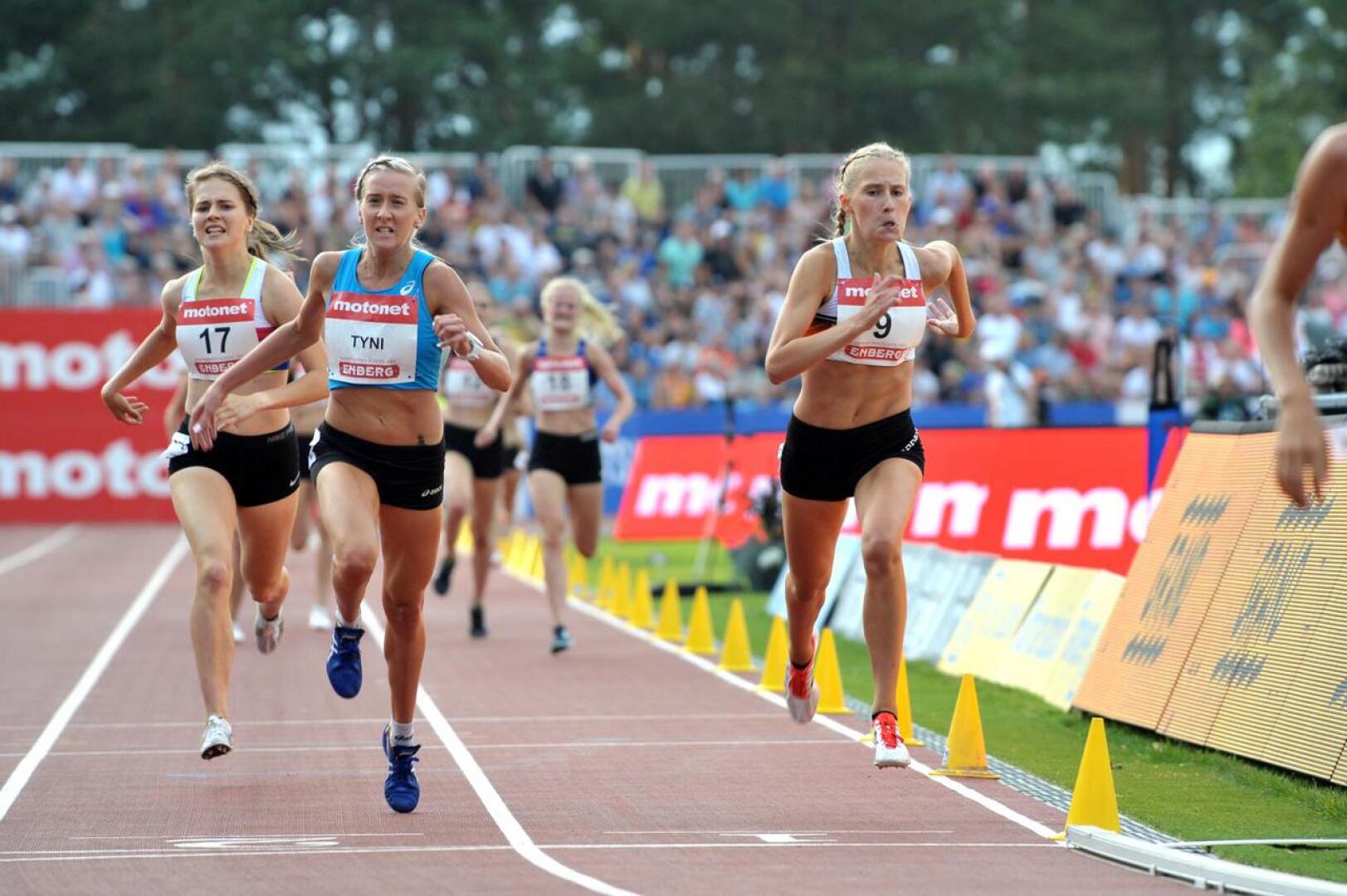 IK Falkenin Nathalie Blomqvist (oik.) ehätti SM-pronssille ennen Pyhtään Yrityksen Kaisa Tyniä 1 500 metrin loppukilpailussa perjantaina Kalevan kisoissa.