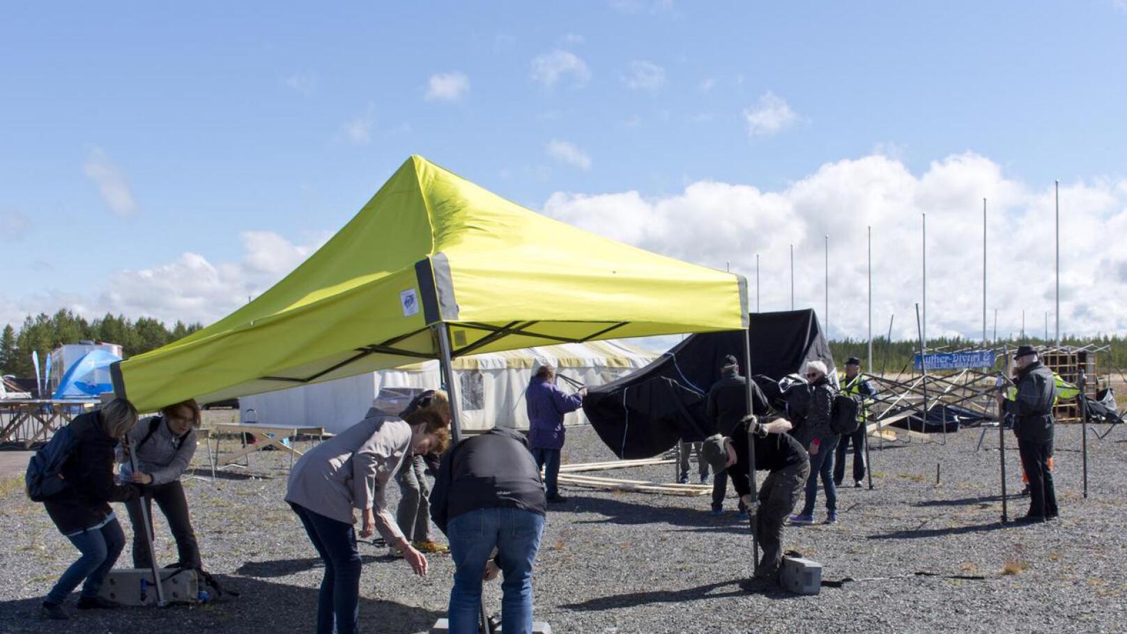 Kova tuuli on tuonut haasteita telttojen pystytykseen Evankelumijuhlan juhla-alueelle.