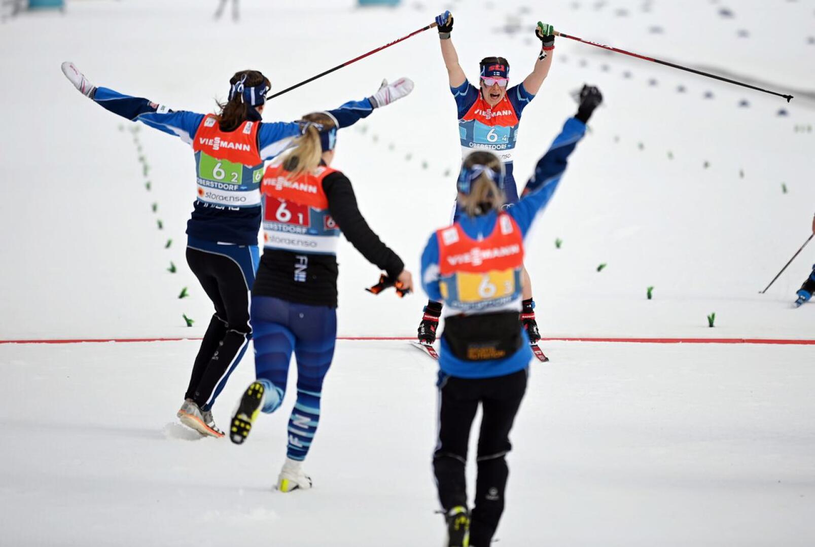 Krista Pärmäkoski sinetöi Suomelle riemukkaasti MM-mitalin 4x5 kilometrin viestissä.