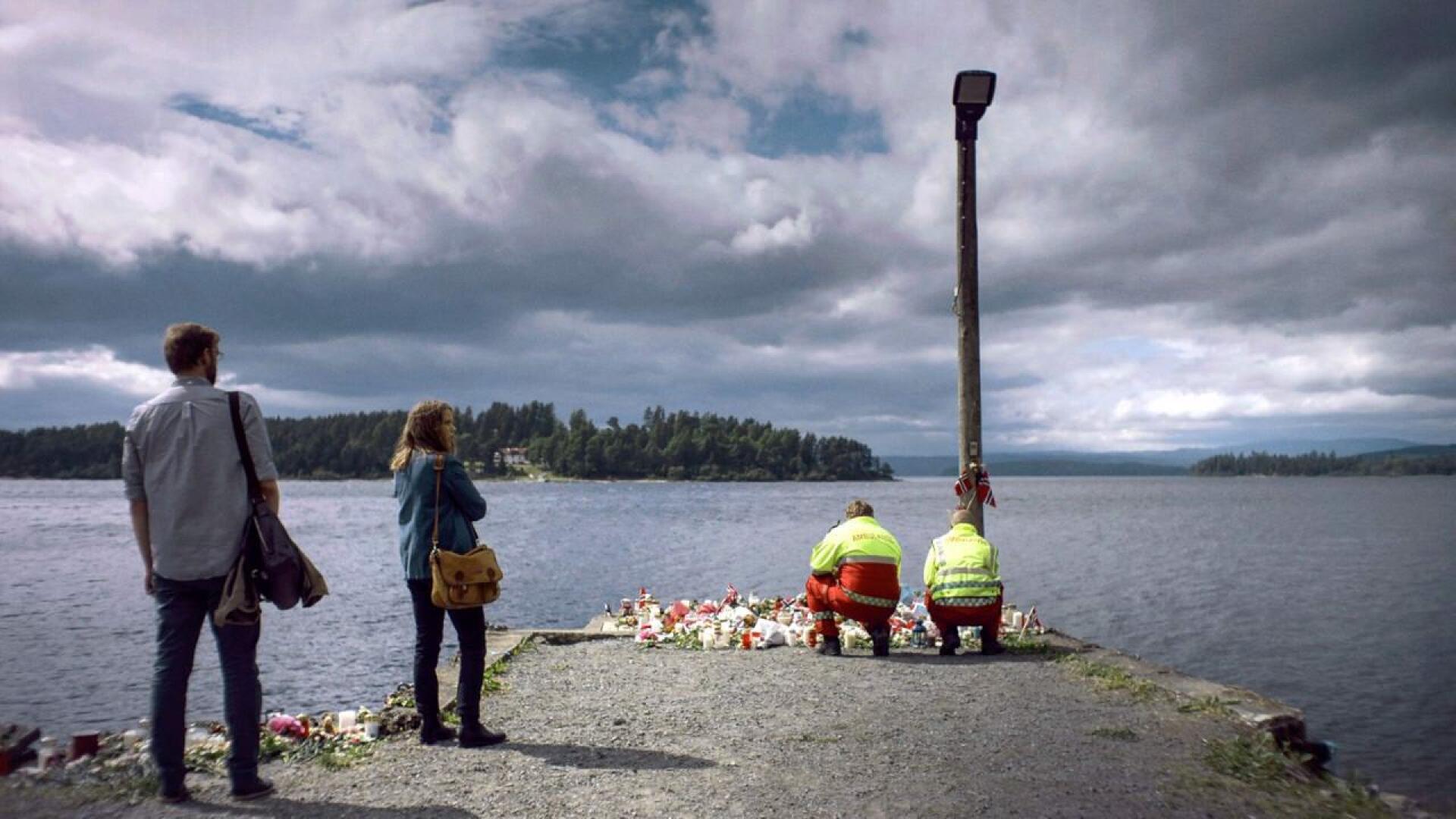 Toimittajat odottavat uutisia Utøyan saarelta tv-sarjassa 22. heinäkuuta. 