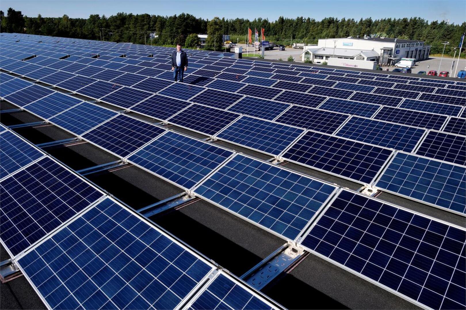 Jänismaalla sijaitsevan keskusvaraston aurinkosähköjärjestelmän on toimittanut suomalainen energiayhtiö Solarigo Systems, kertoo Halpa-Hallin varatoimitusjohtaja Ari Isohella.