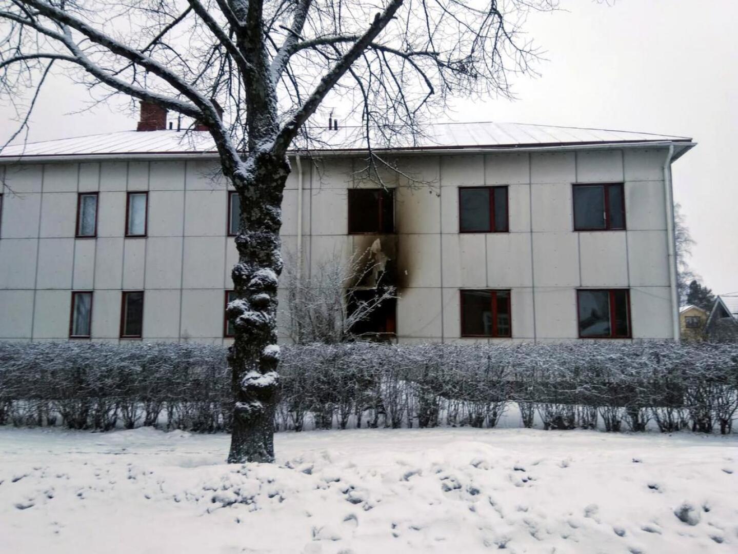 Raahenkadulla sijaitsevassa pienkerrostalossa tuhoutui asunto tulipalossa tiistaiyönä. Talon asukas hälytti pelastuslaitoksen paikalle.