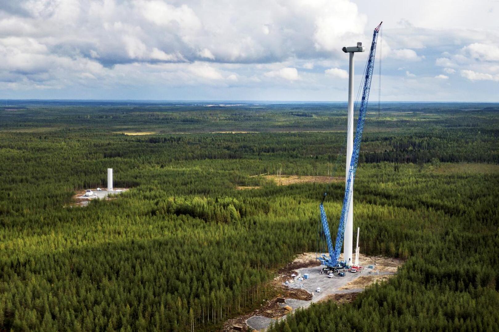 Arkistokuvassa tuulivoimaloiden pystytystä Kannuksen Kuurankalliolle kesällä 2019. 