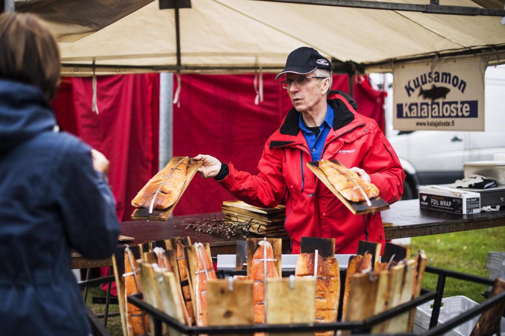 Kuusamolainen kalastaja Arto Määttä valmisti loimulohta Kokkolan kalamarkkinoilla.